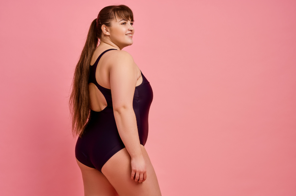 jeune femme portant un maillot de bain grande taille
