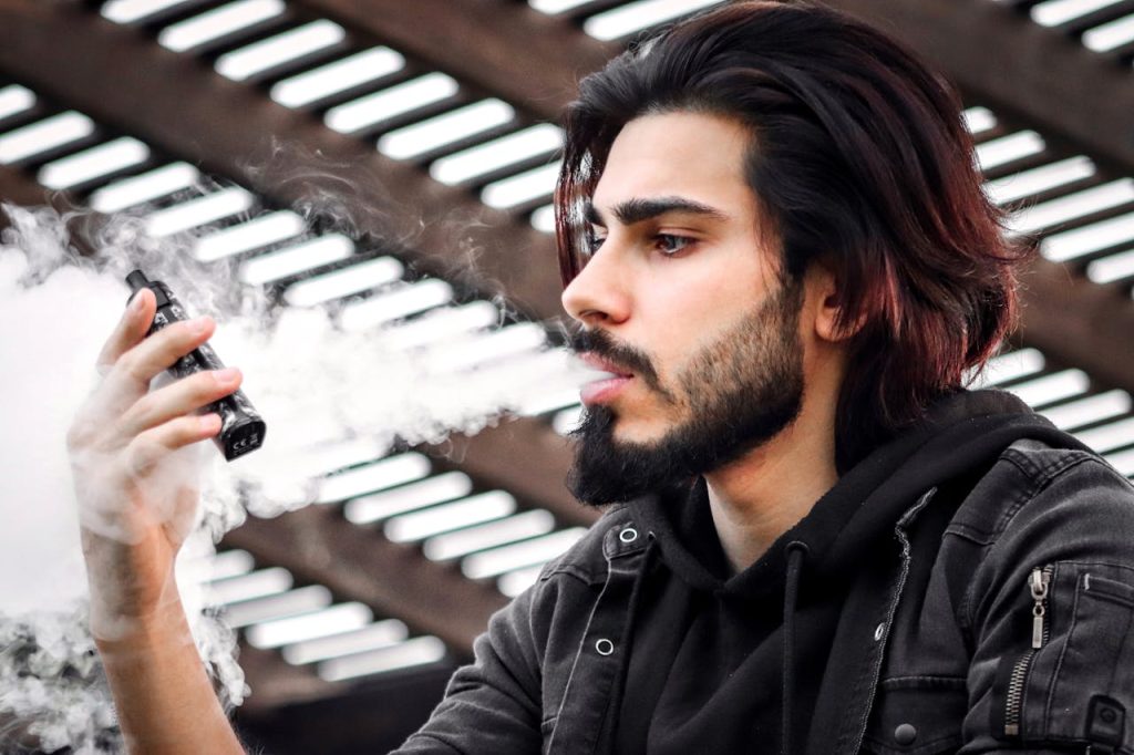 homme qui vapote